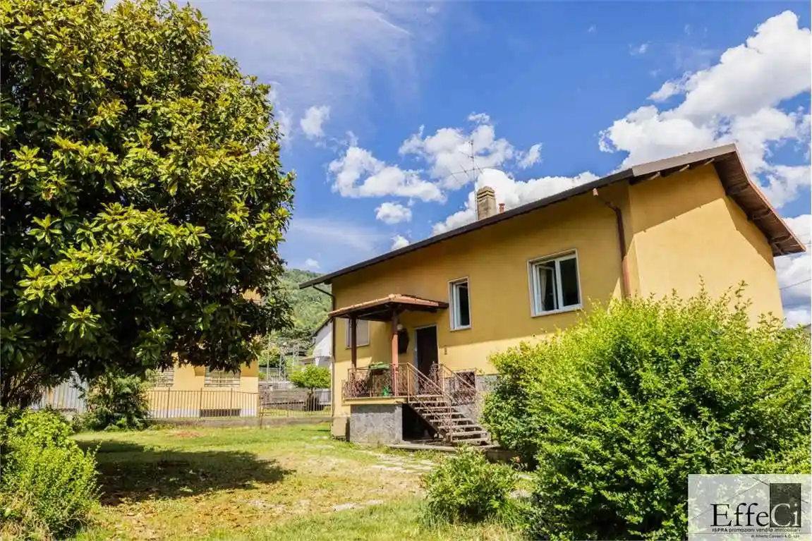 Casa indipendente in vendita a Cocquio-Trevisago