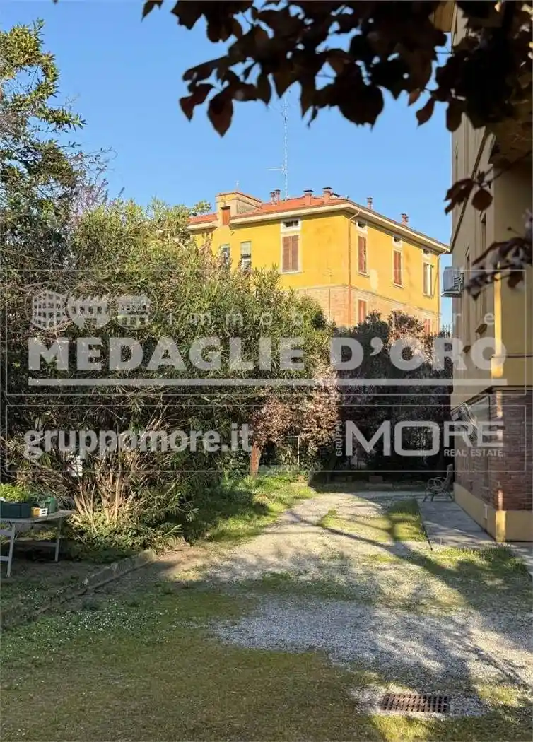 Palazzo - Edificio in vendita a Modena