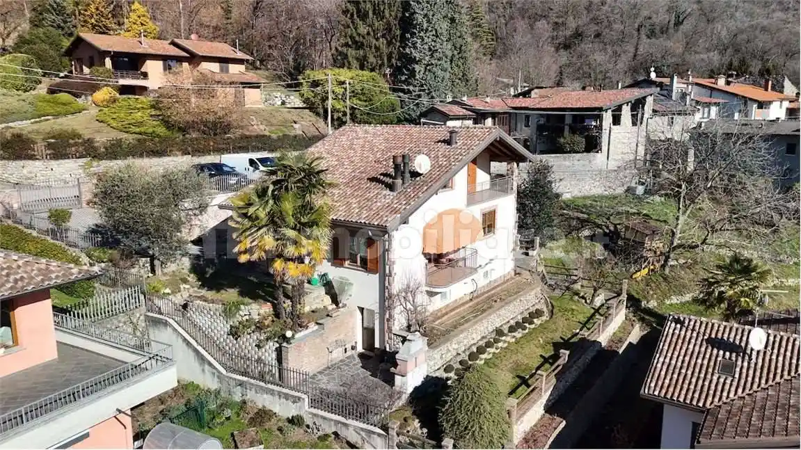 Villa in vendita a Casalzuigno