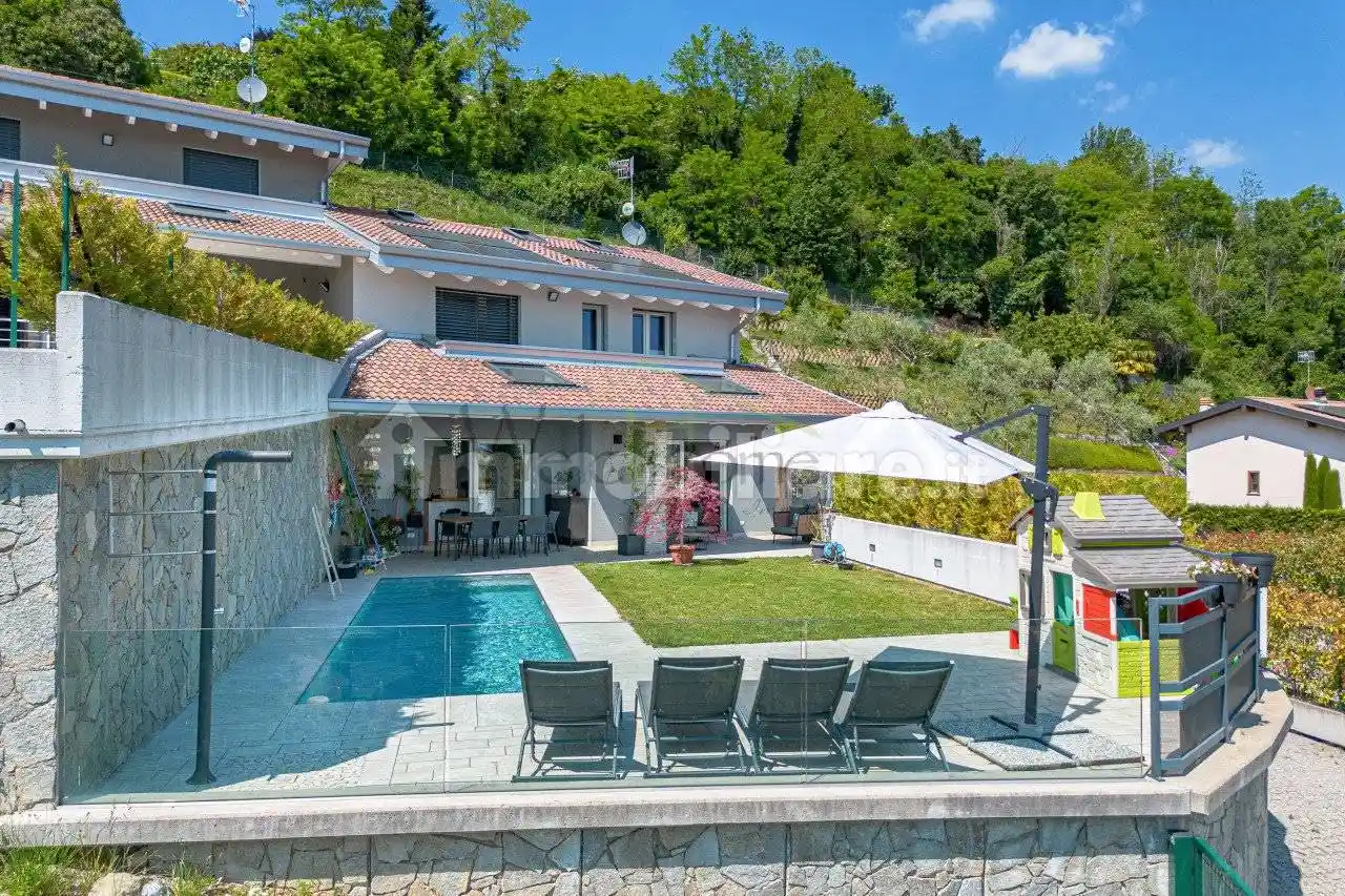 Villa in vendita a Tavernerio