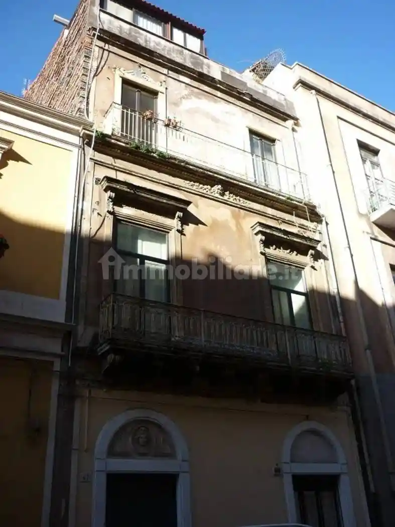 Palazzo - Edificio in vendita a Catania