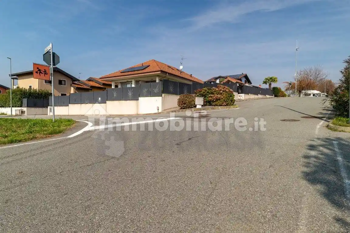 Villa in vendita a Pombia