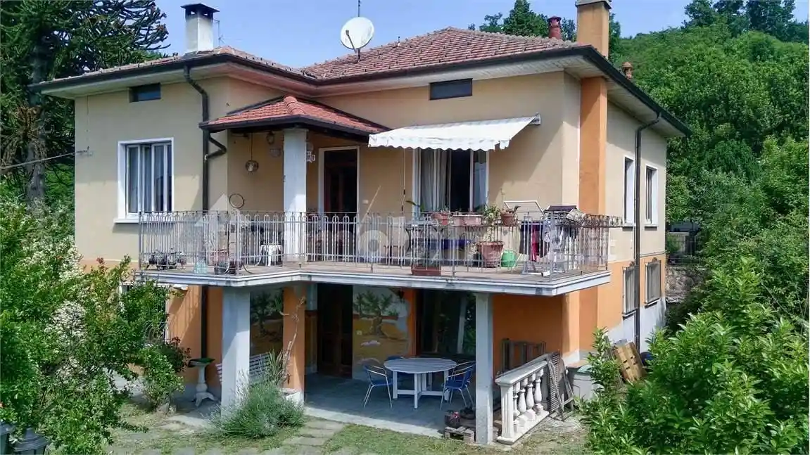Villa in vendita a Comerio