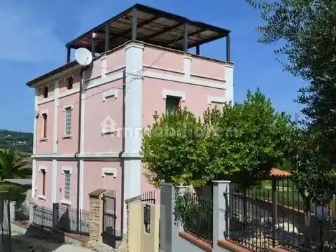 Villa in vendita a Carassai