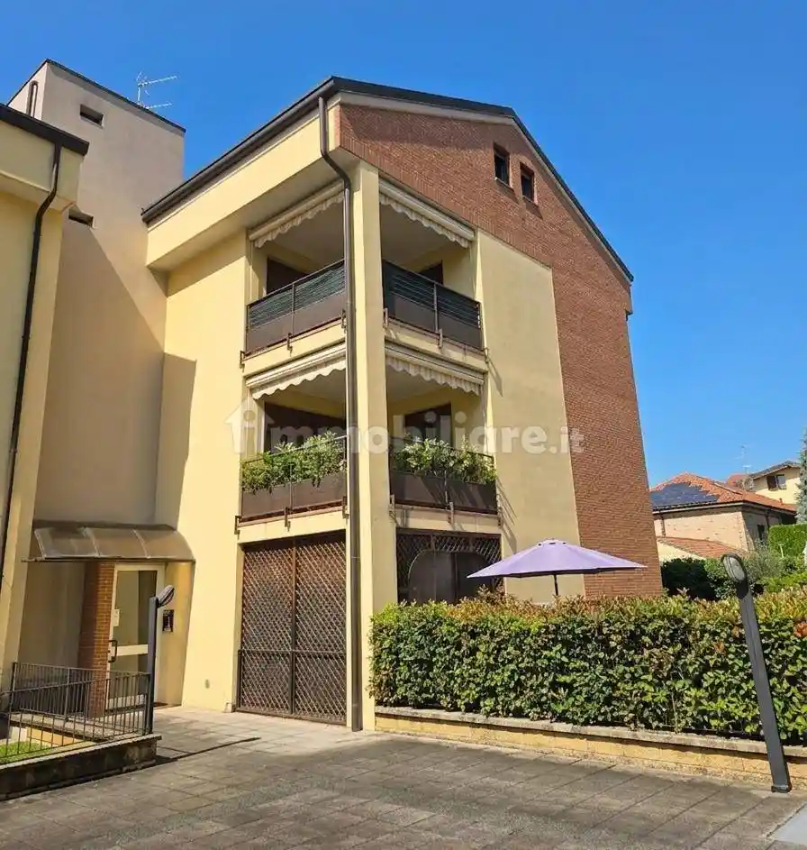 Appartamento in vendita a Carugo