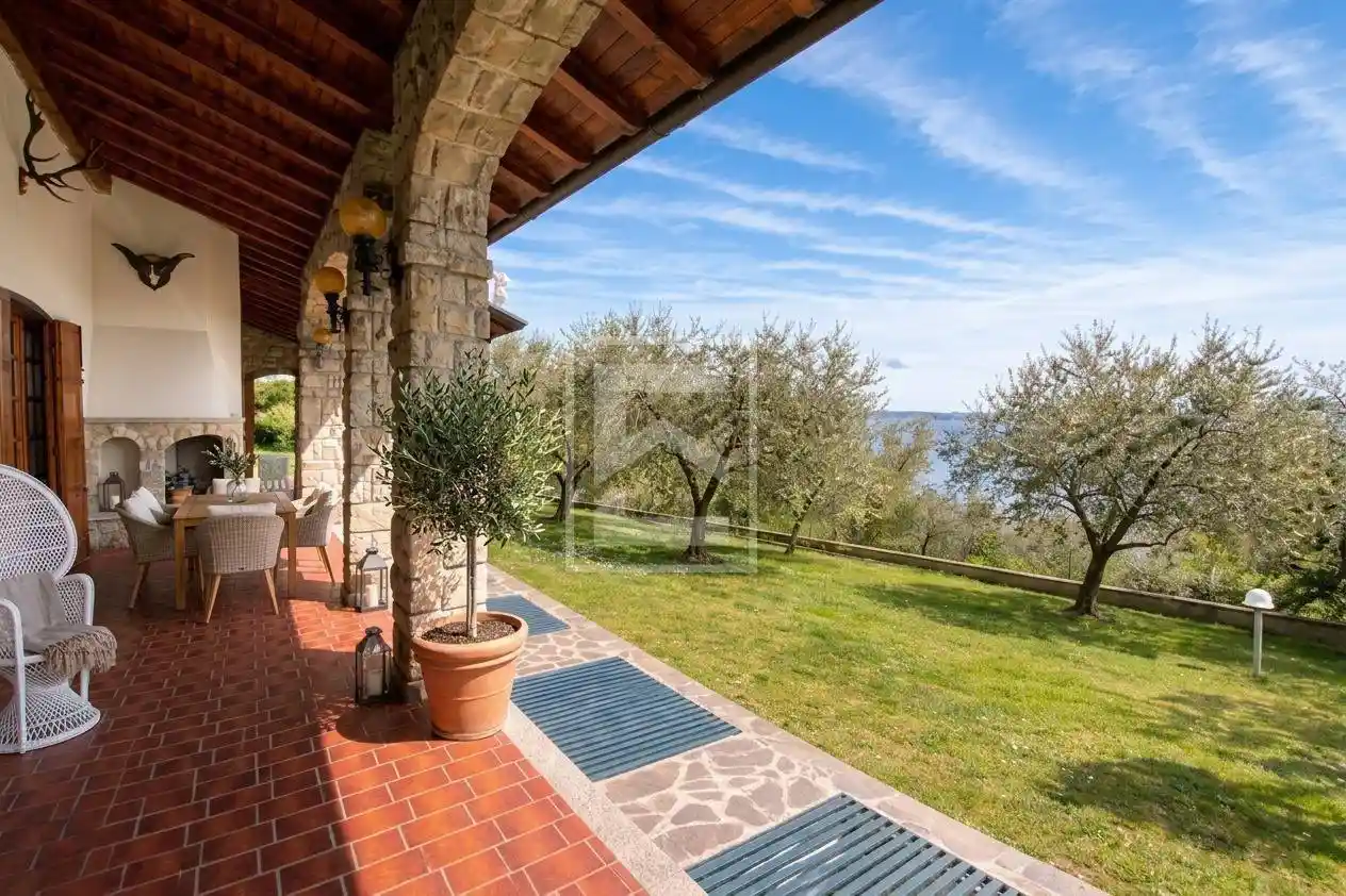 Villa in vendita a Moniga del Garda
