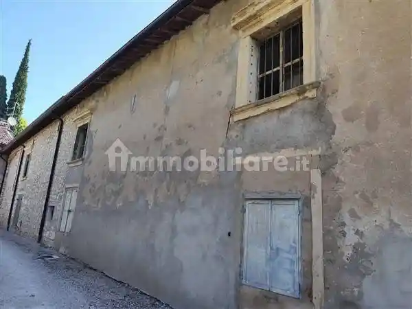 Rustico - Casale in vendita a Verona