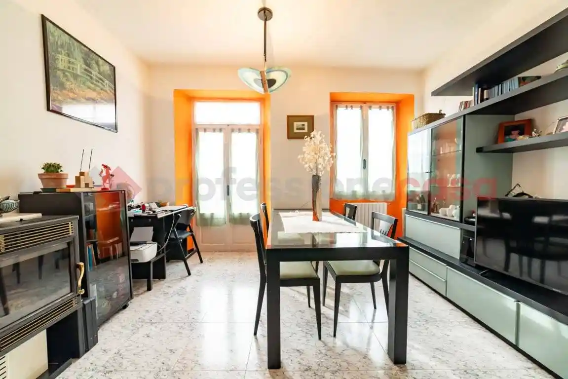Casa indipendente in vendita a Paruzzaro