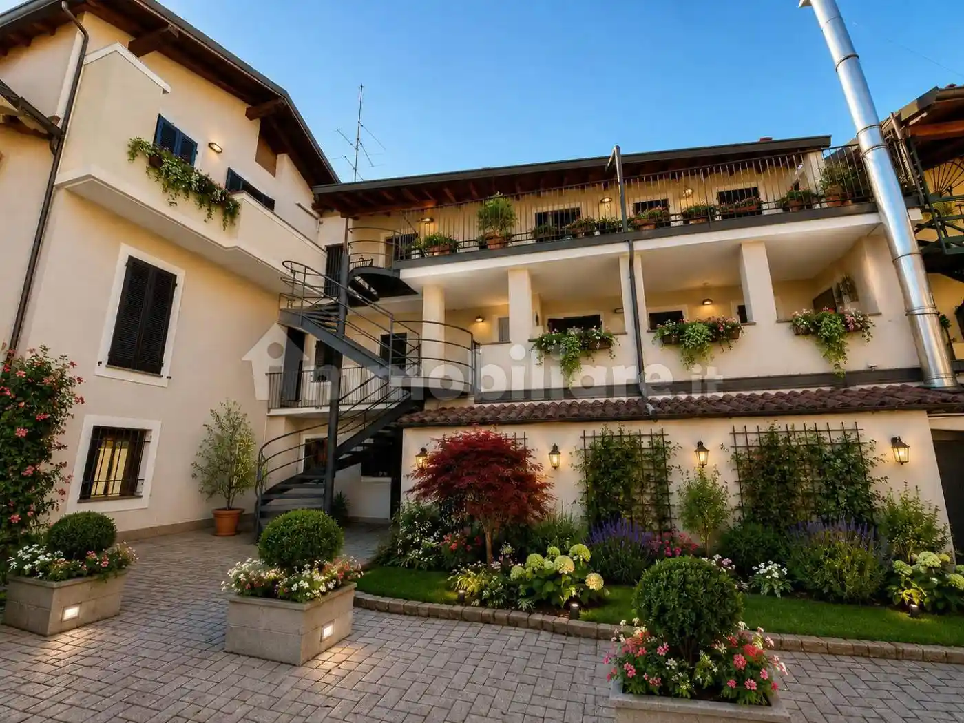 Palazzo - Edificio in vendita a Cameri