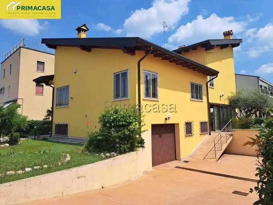 Casa indipendente in vendita a Villafranca di Verona