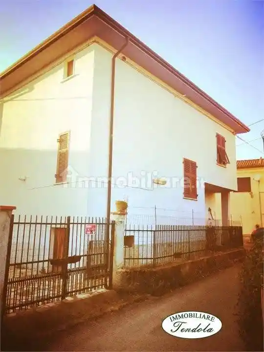Casa indipendente in vendita a Luni