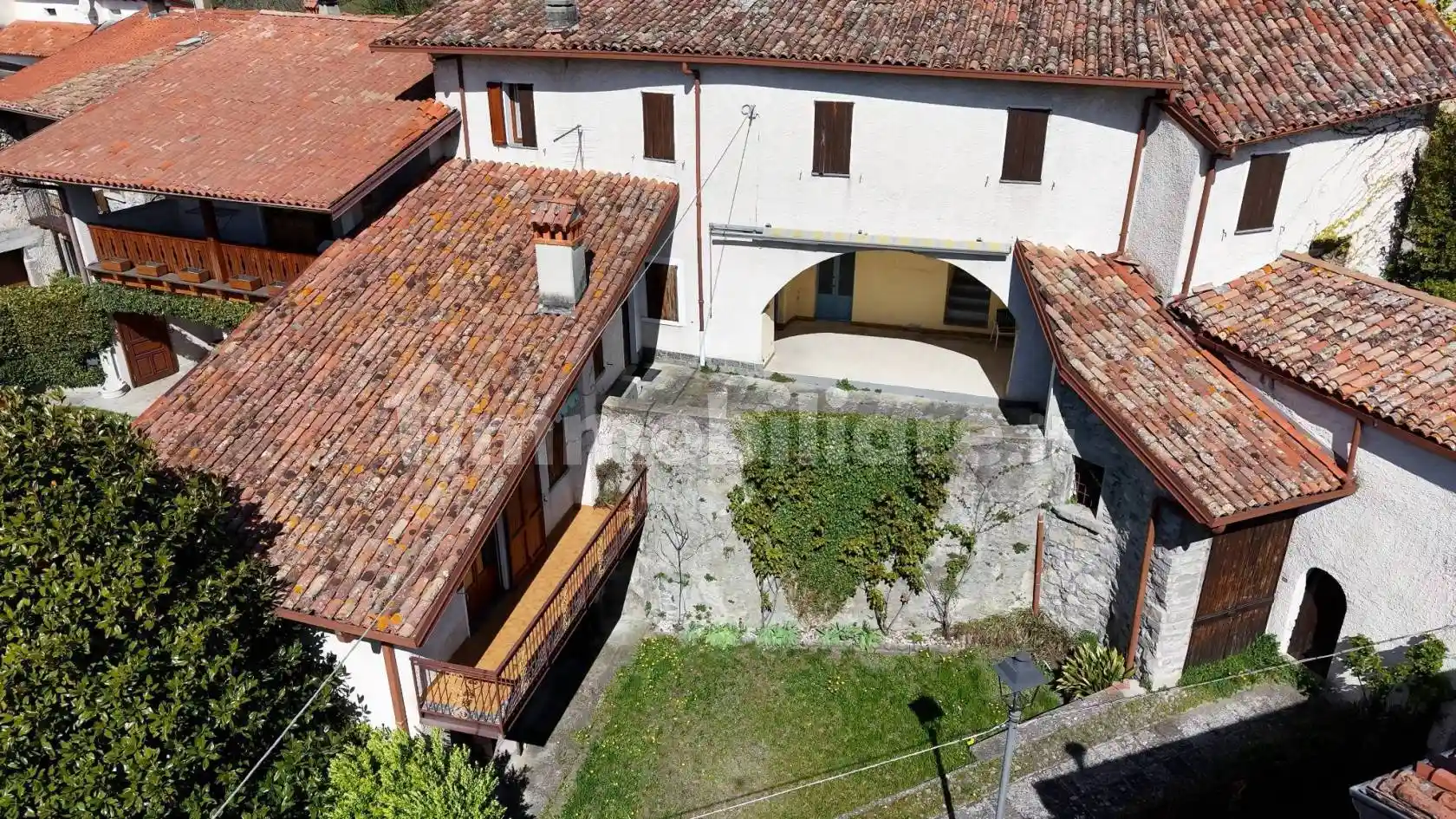 Casa indipendente in vendita a Solto Collina