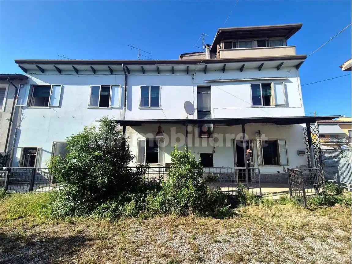 Casa indipendente in vendita a Villafranca di Verona