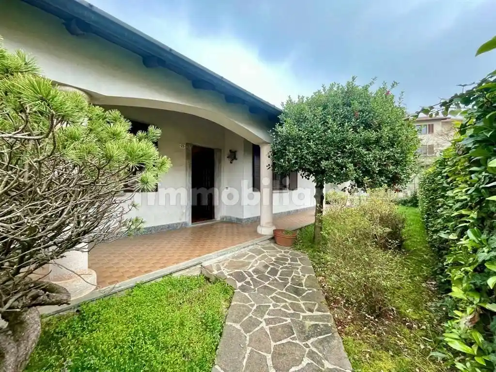 Villa in vendita a Azzate