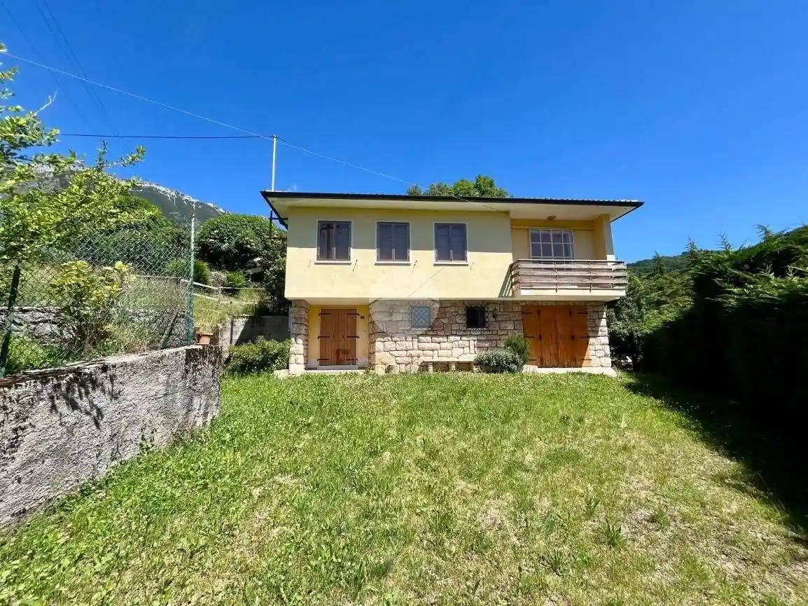 Villa in vendita a Ferrara di Monte Baldo