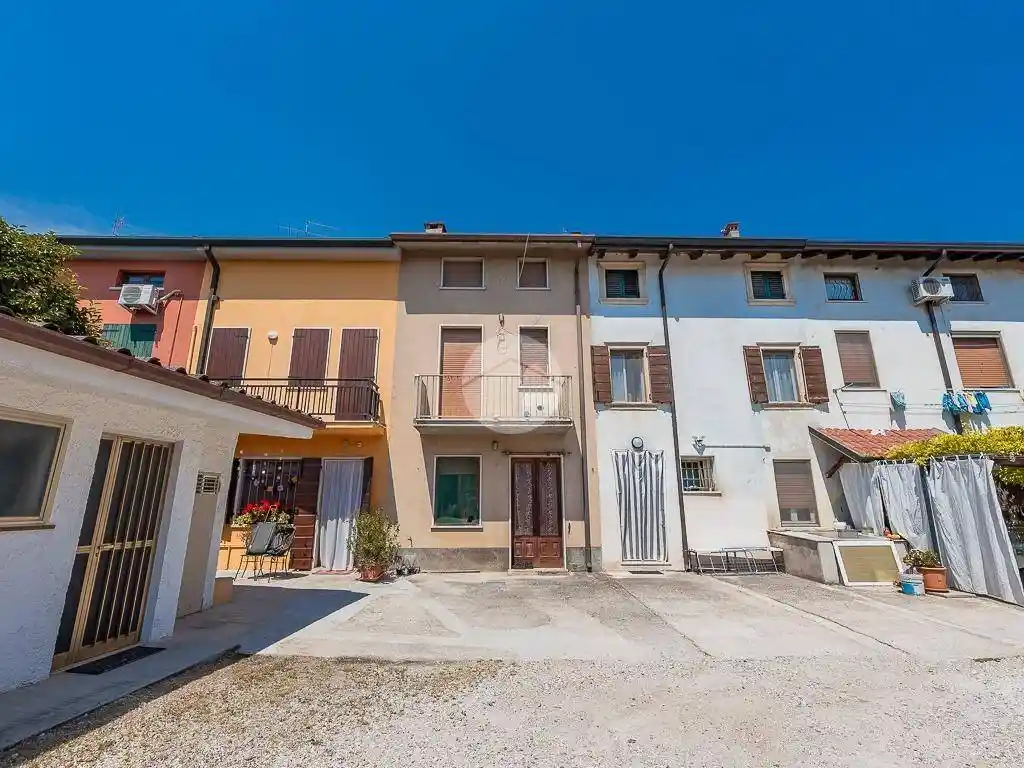 Casa indipendente in vendita a Villafranca di Verona