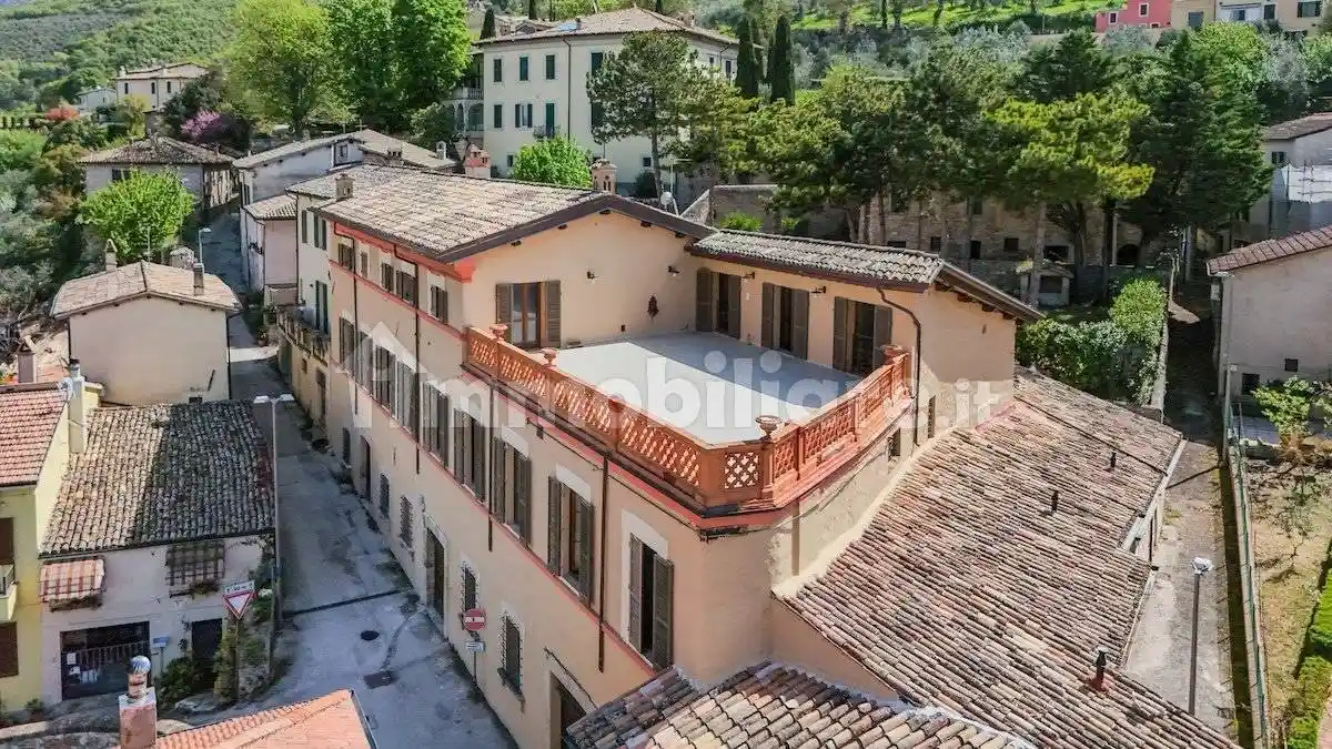Palazzo - Edificio in vendita a Foligno