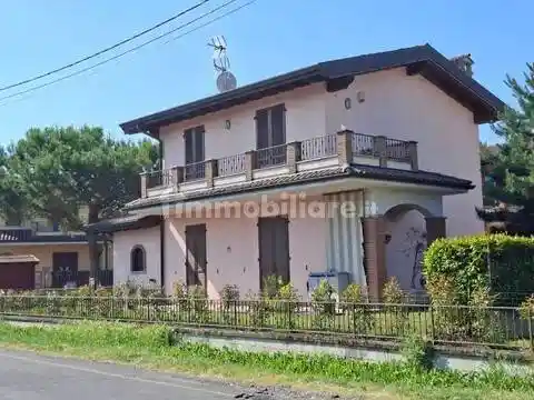 Villa in vendita a Broni