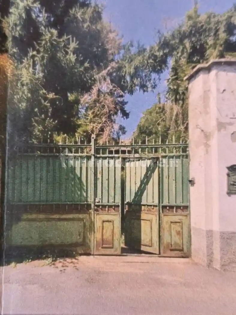 Palazzo - Edificio in vendita a Parona