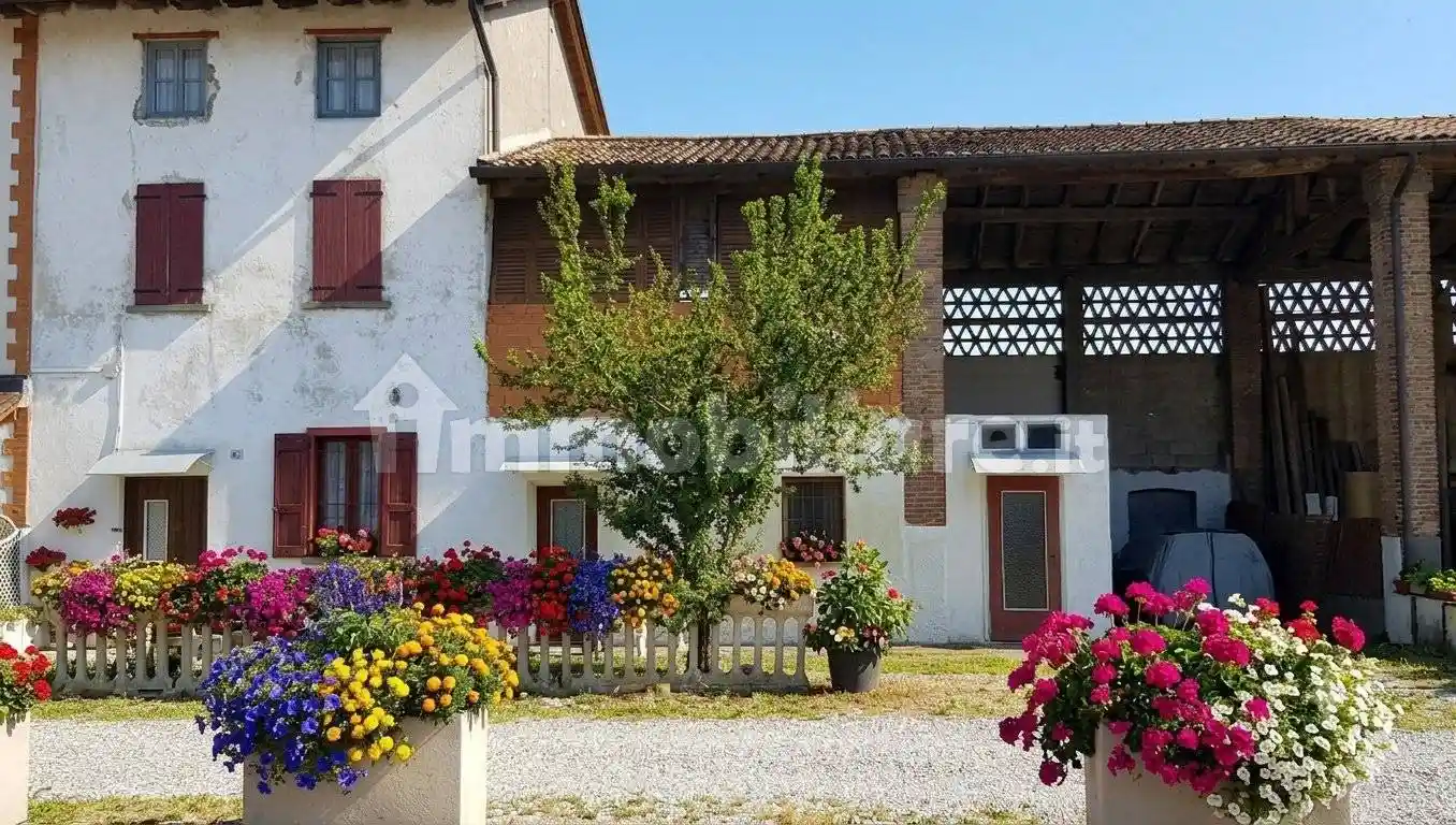 Casa indipendente in vendita a Urago d'Oglio
