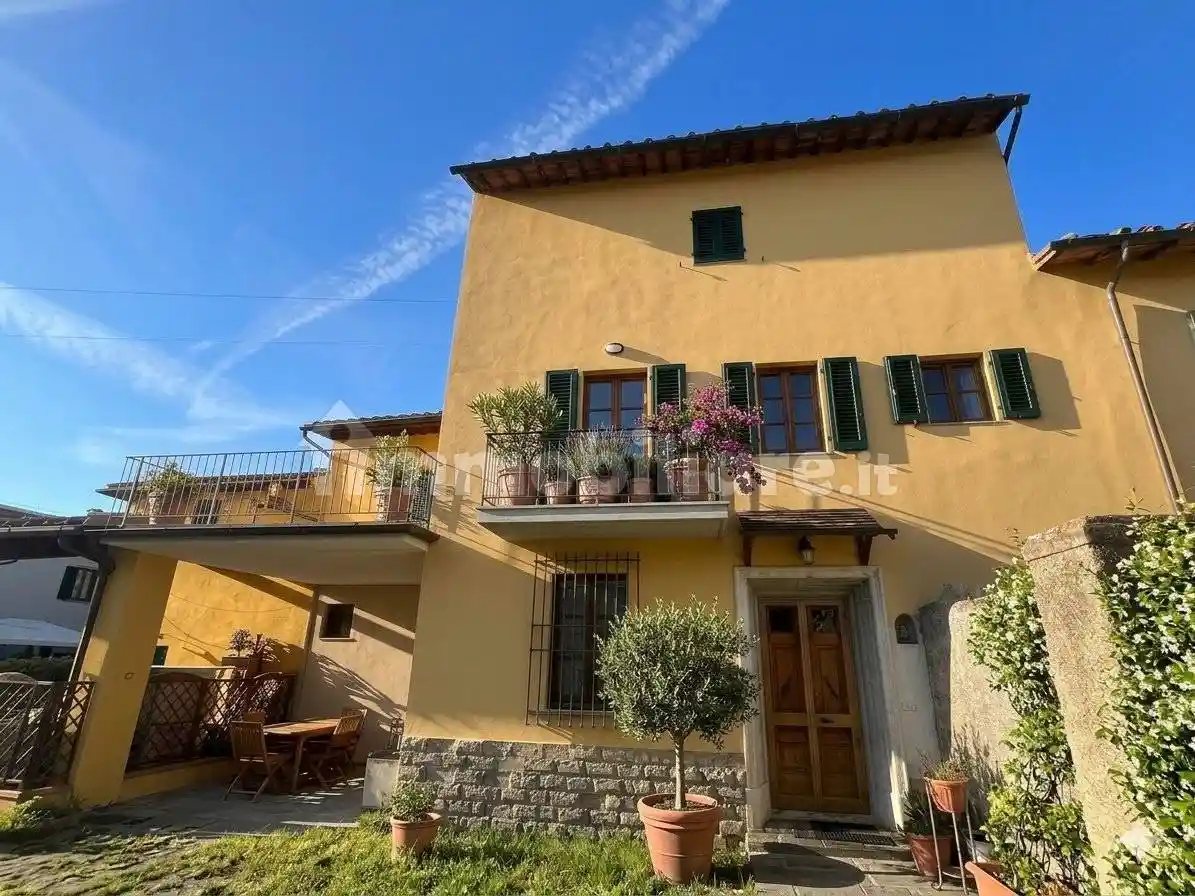Casa indipendente in vendita a Campi Bisenzio