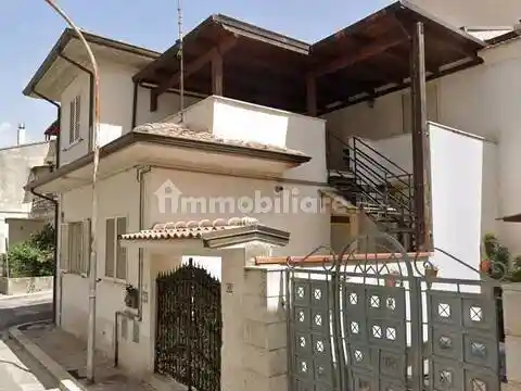 Villa in vendita a Cervaro