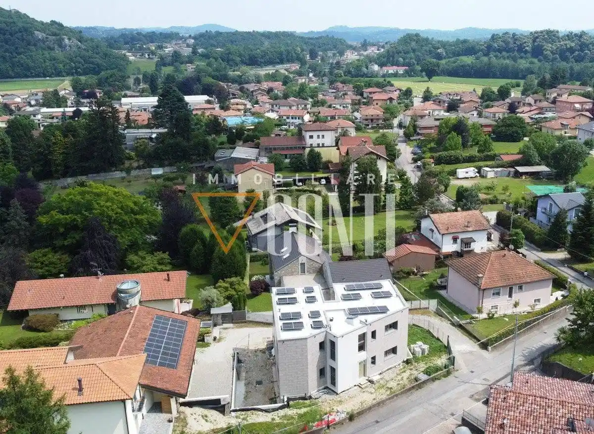 Villa in vendita a Bisuschio