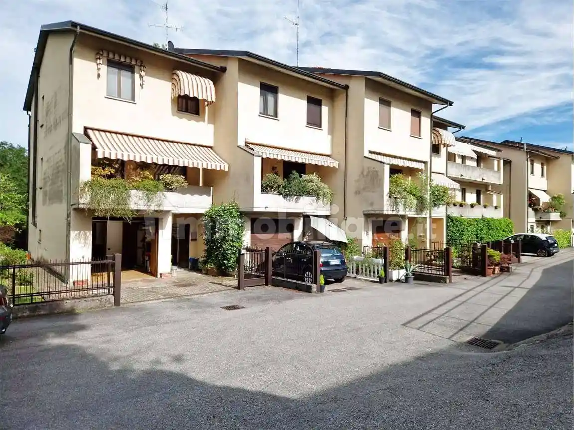 Villetta a schiera in vendita a Azzate