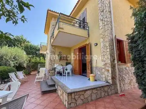 Villa in vendita a Campofelice di Roccella