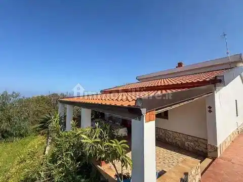 Villa in vendita a Campofelice di Roccella