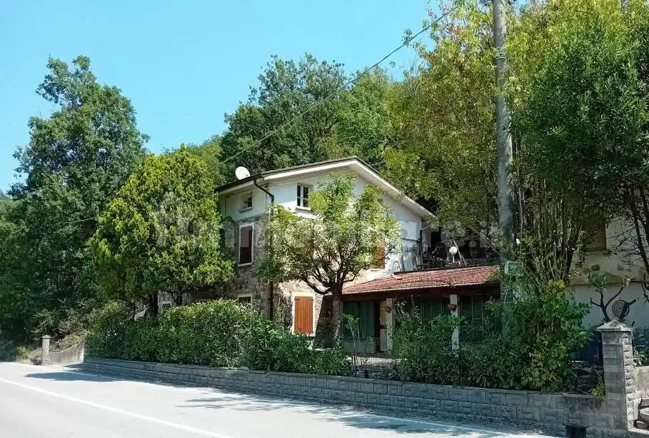 Villa in vendita a Canossa