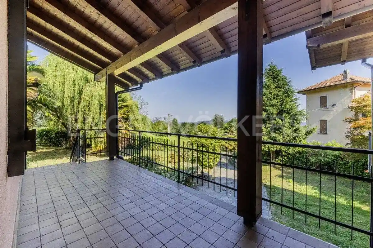 Villa in vendita a Nebbiuno