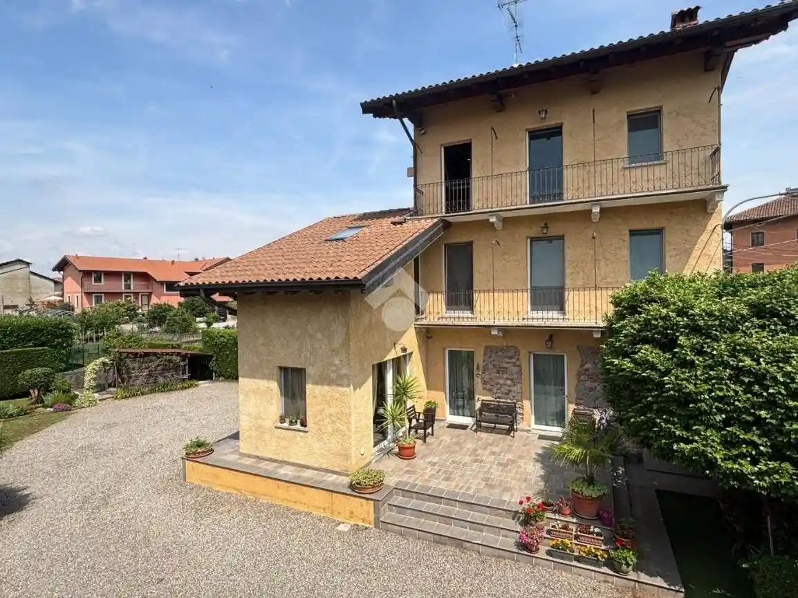 Casa indipendente in vendita a Agrate Conturbia