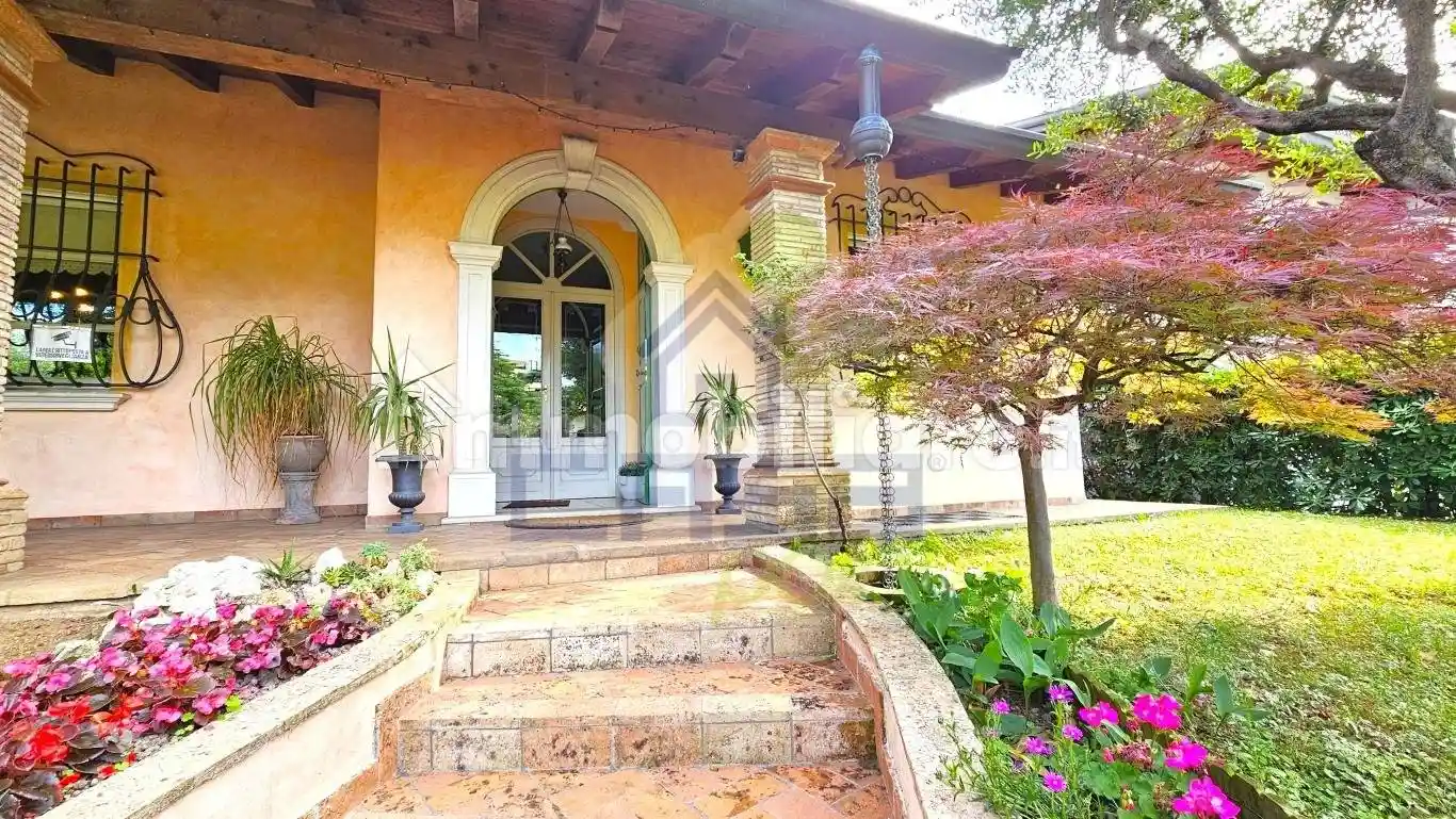 Villa in vendita a Desenzano del Garda