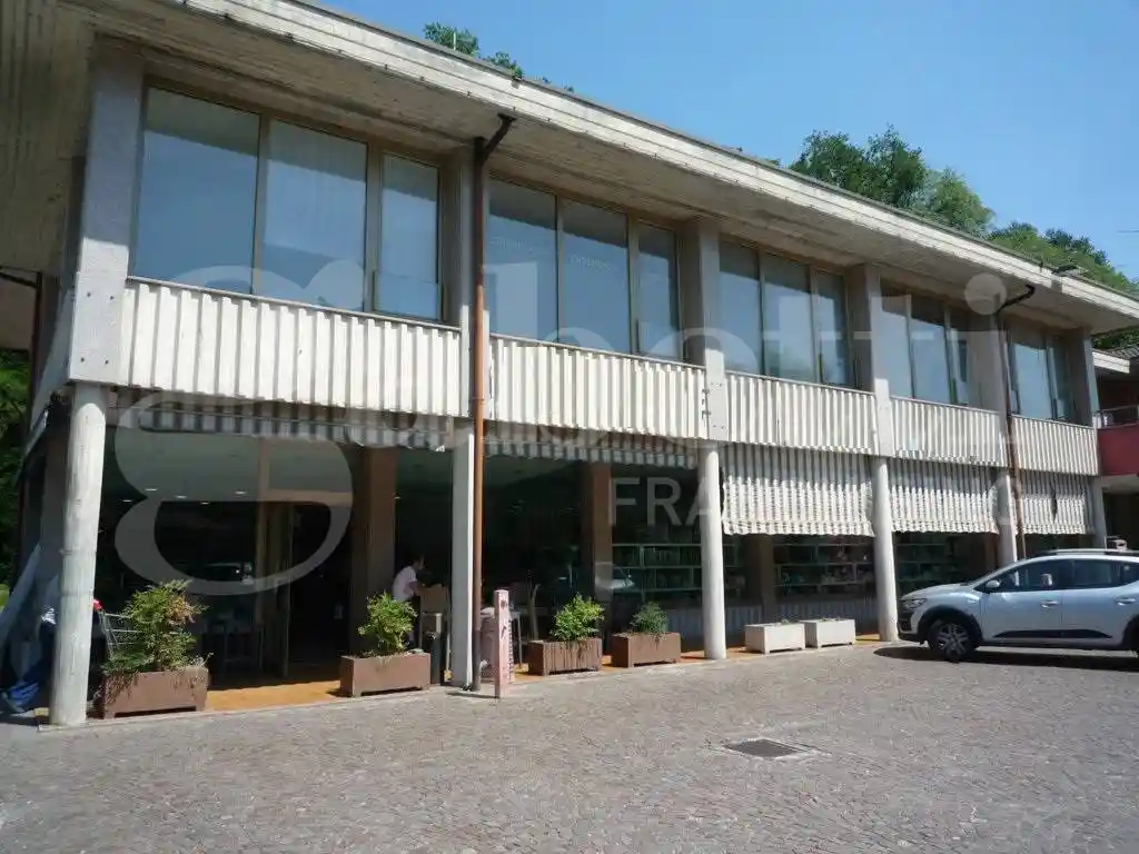 Palazzo - Edificio in vendita a Cadrezzate con Osmate
