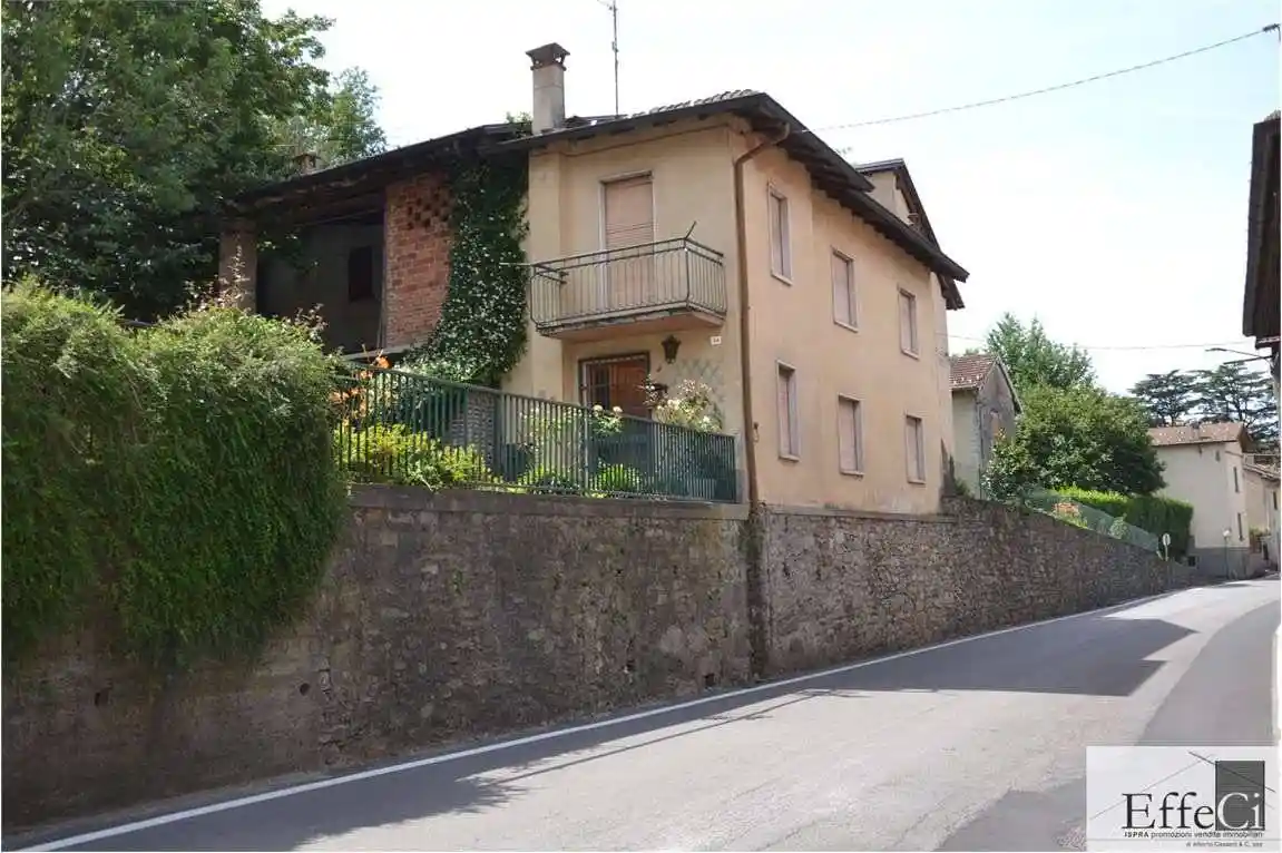 Casa indipendente in vendita a Biandronno