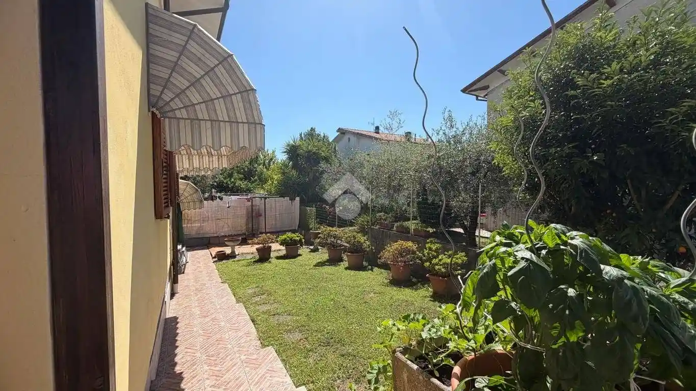 Casa indipendente in vendita a Luni