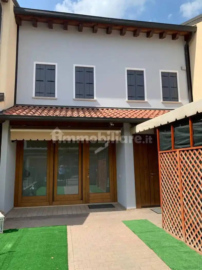 Casa indipendente in affitto a Este