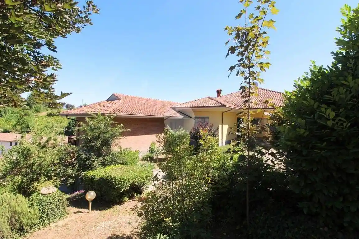 Villa in vendita a Santa Vittoria d'Alba