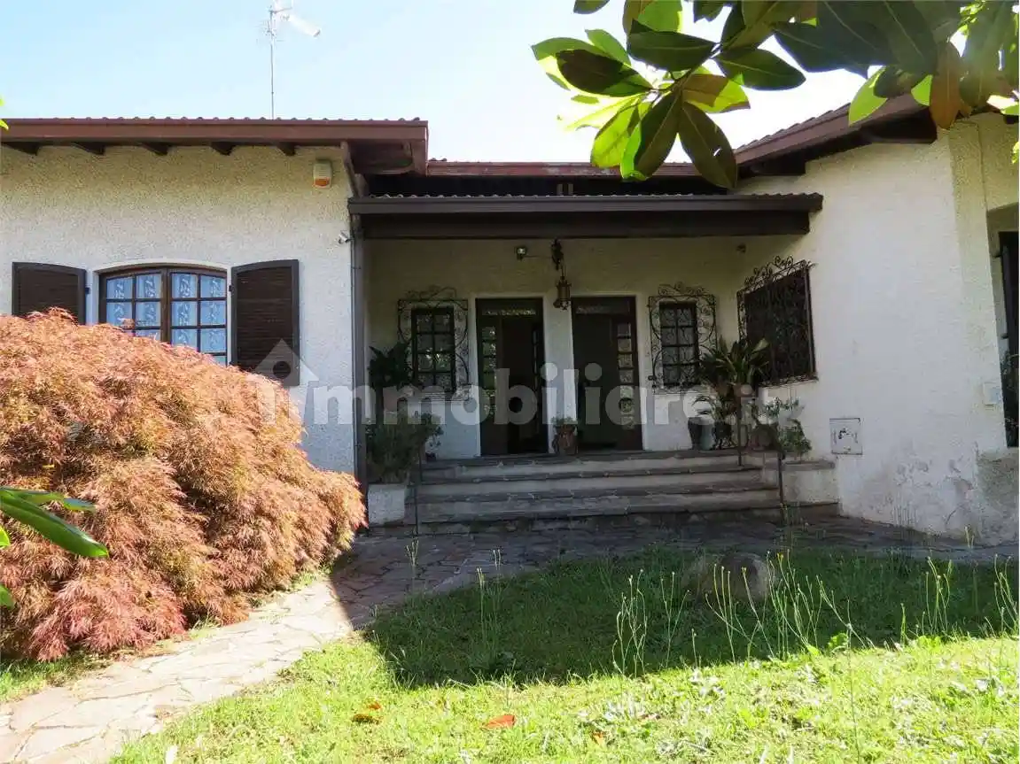 Villa in vendita a Cunardo