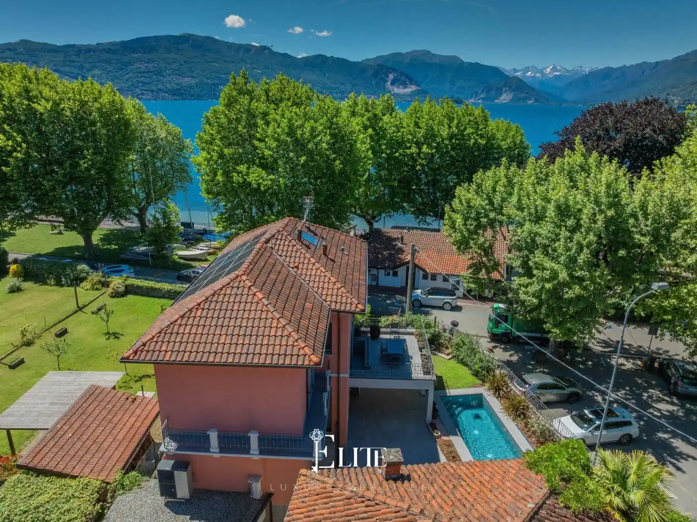 Villa in vendita a Laveno-Mombello