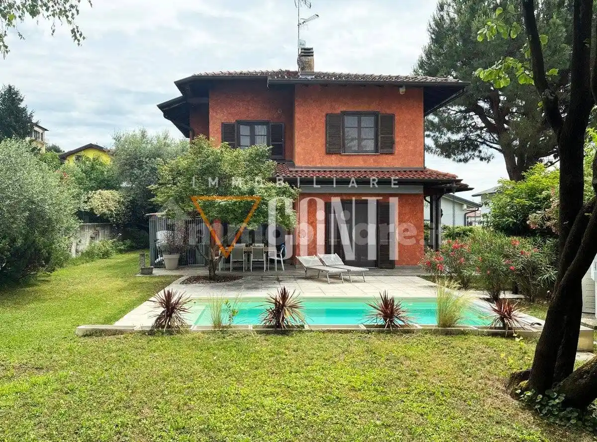 Villa in vendita a Gavirate