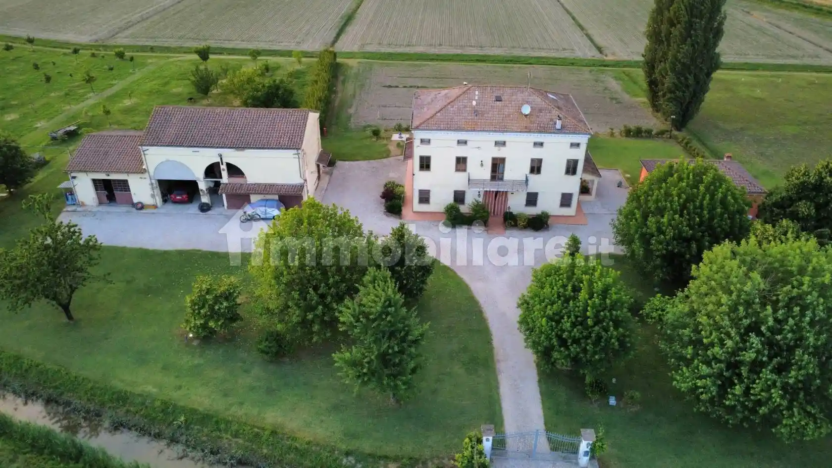 Palazzo - Edificio in vendita a Finale Emilia