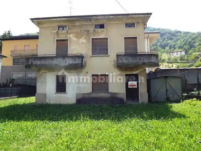 Villa in vendita a Val Brembilla