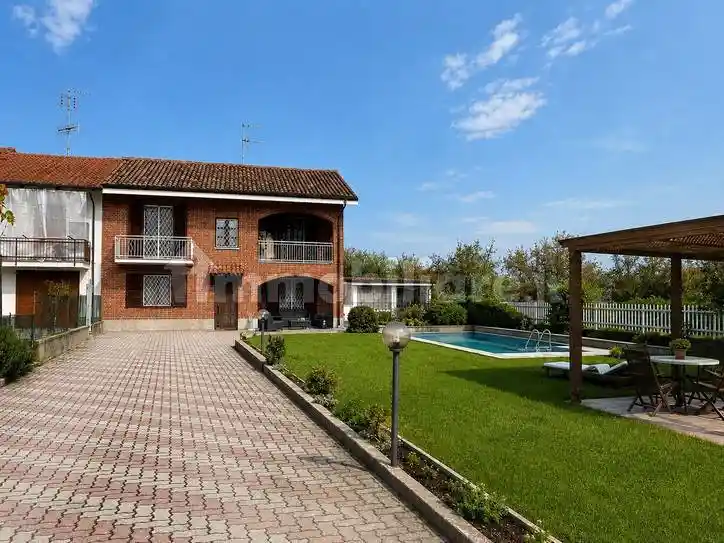 Villa in vendita a Alba
