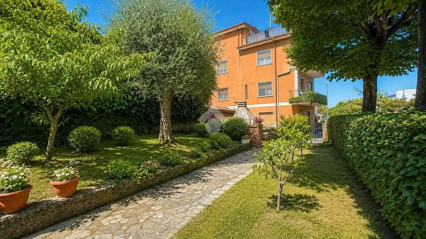 Casa indipendente in vendita a Desenzano del Garda