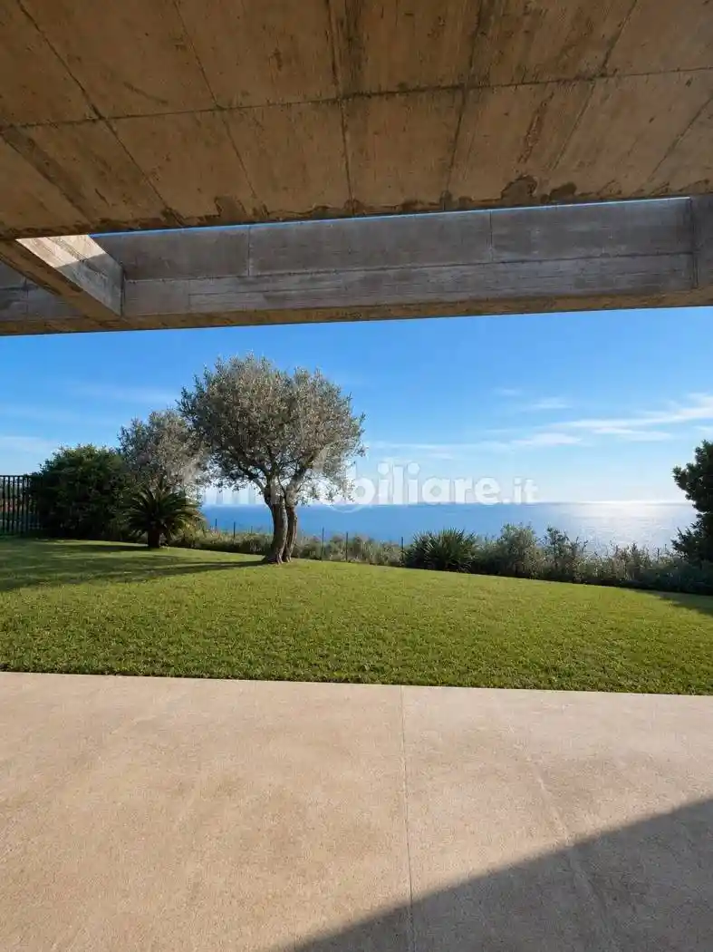 Villa in vendita a Manerba del Garda