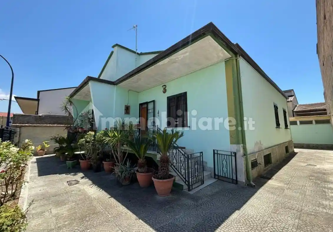 Villa in vendita a Curti