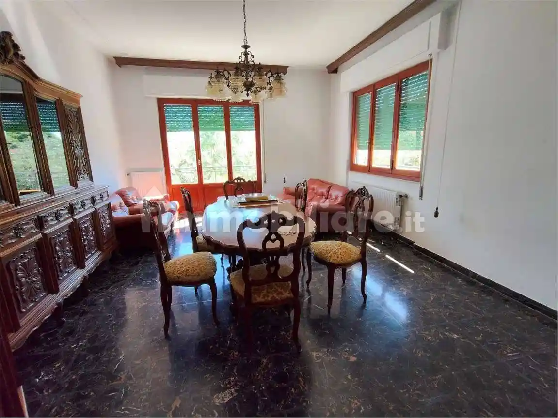 Casa indipendente in affitto a Luni