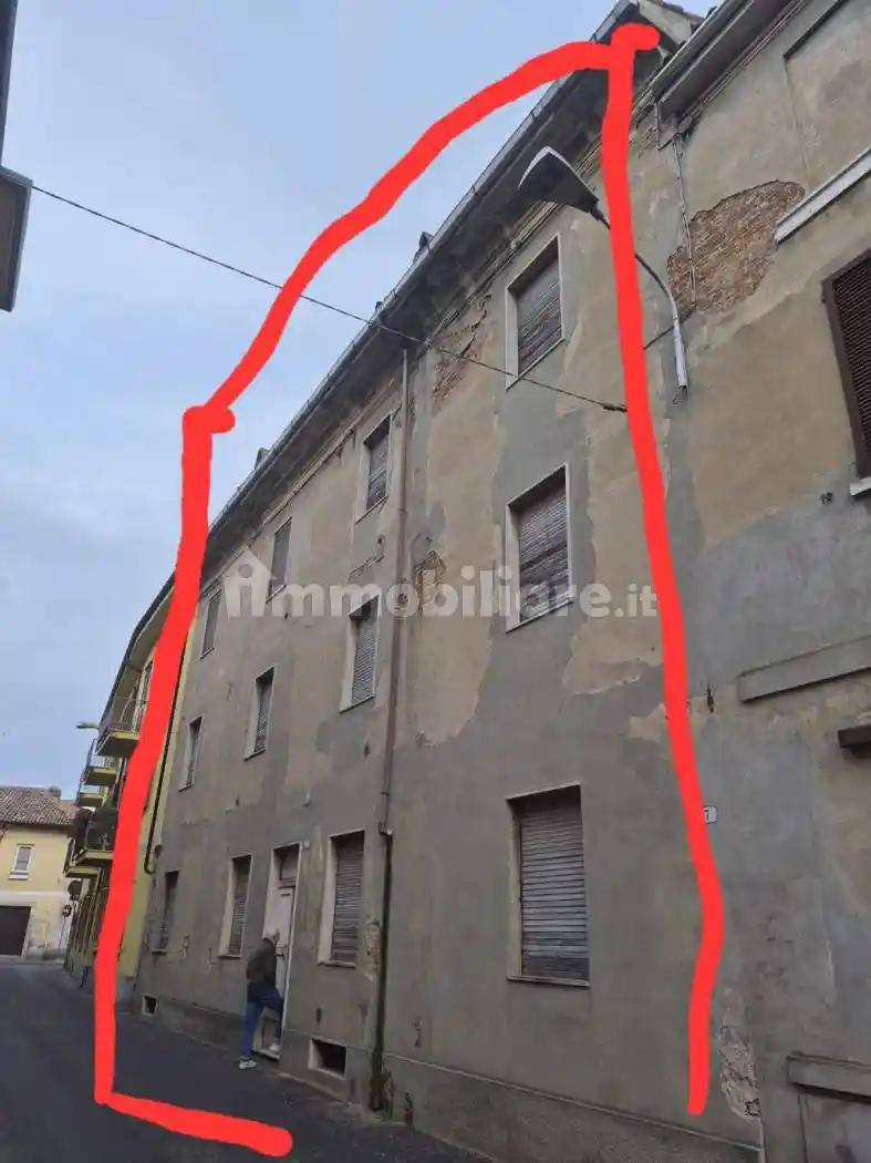 Palazzo - Edificio in vendita a Sannazzaro de' Burgondi